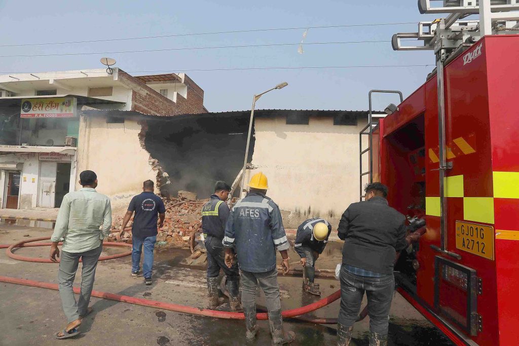 નરોડા કારખાનામાં આગઃ ત્રણ કલાક સુધી પાણીનો મારો ચલાવી આગને કાબુમાં લેવાઈ