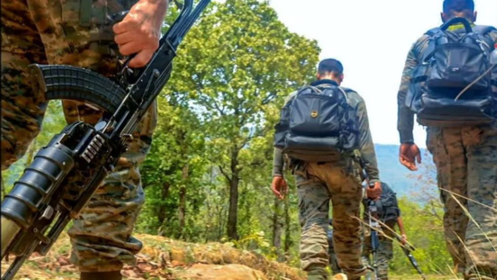 छत्तीसगढ़ में 51 नक्सलियों ने किया सरेंडर, सिर पर था 1.61 करोड़ का ईनाम | 51 Naxalites surrender in Chhattisgarh, carrying a bounty of Rs 1.61 crore on their...