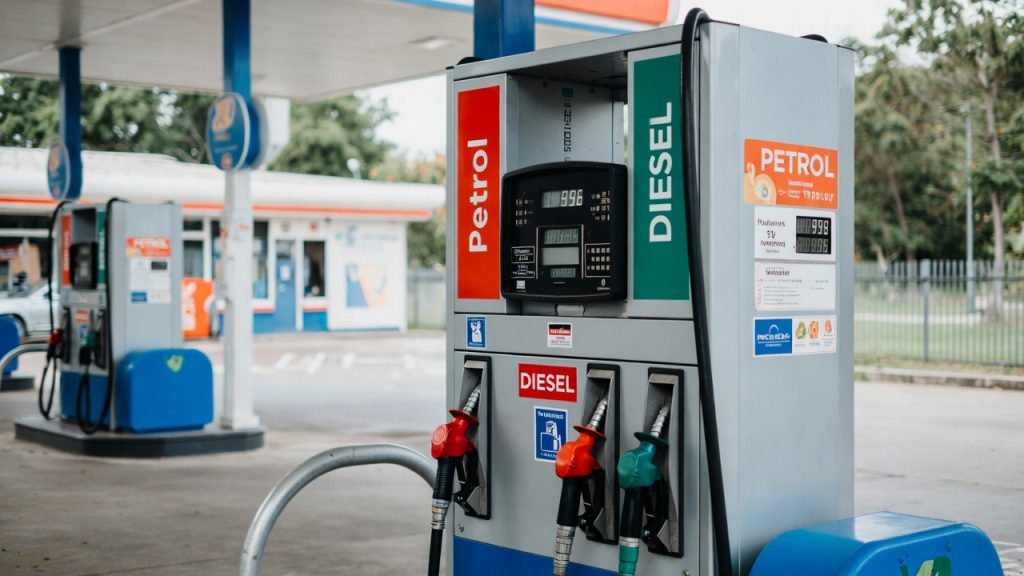 आज 1 फरवरी को क्या रहेगा पेट्रोल-डीजल का दाम, यहां करें चेक | petrol diesel price today 1 February 2026 Sunday check rates in your...