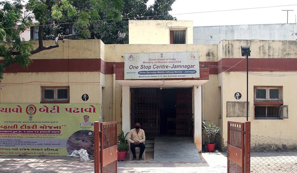 બે બાળકોને છોડીને હિંમતનગર આવેલી ર૦ વર્ષીય પરણિતાને સમજાવી ઘરે મોકલી