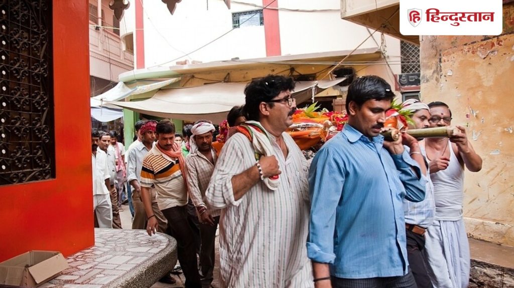 गरुड़ पुराण: मृत्यु के बाद शव को अकेले क्यों नहीं छोड़ना चाहिए? जानिए...