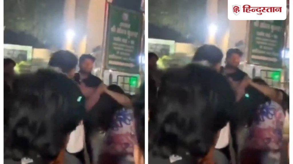 गाजियाबाद में सरेराह 'संग्राम', इंदिरापुरम में भिड़ गईं दो युवतियां, VIDEO वायरल