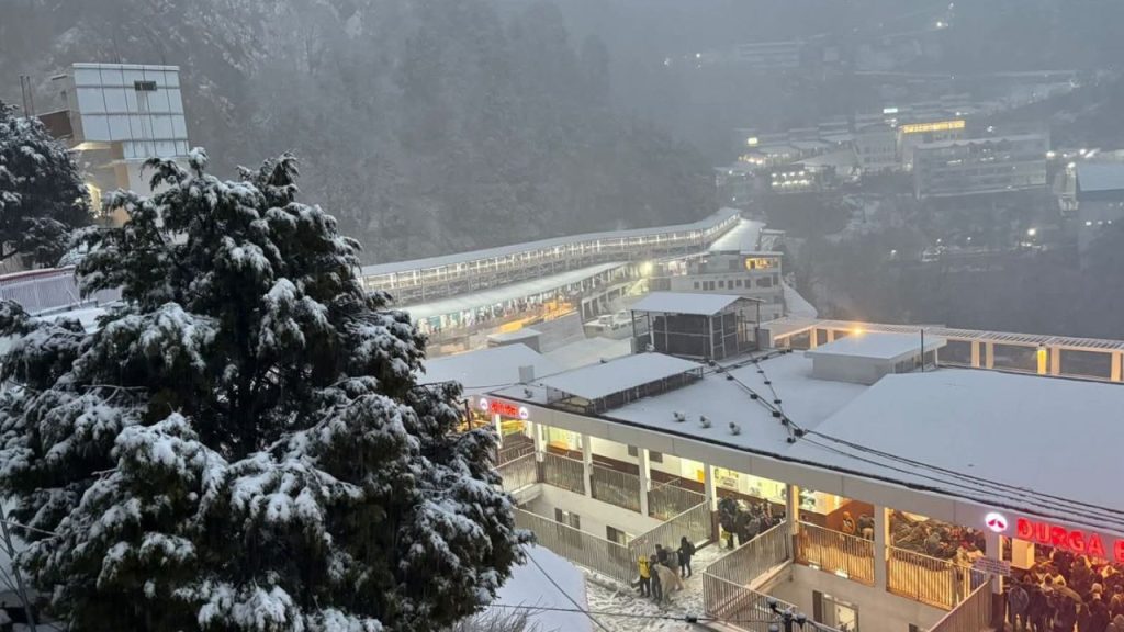 उत्तर भारत में बर्फबारी, दक्षिण में बारिश का कहर! पश्चिमी विक्षोभ ने पूरे देश की बढ़ाई मुश्किलें; अगले सात दिनों के लिए अलर्ट जारी | aaj ka Mausam weather alert western disturbance Heavy rains in...