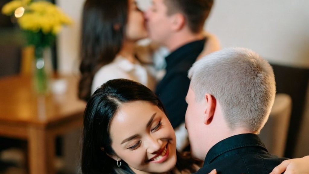 बैंकिंग छोड़ बनीं 'सेक्सुअल इंटेलिजेंस की गॉडमदर', महिलाओं को फ्लर्टिंग सिखाकर कमाए 31.5 करोड़; क्या है सीक्रेट 'X-शेप' फॉर्मूला? | China's Sexual Intelligence Business Controversy Relationship...