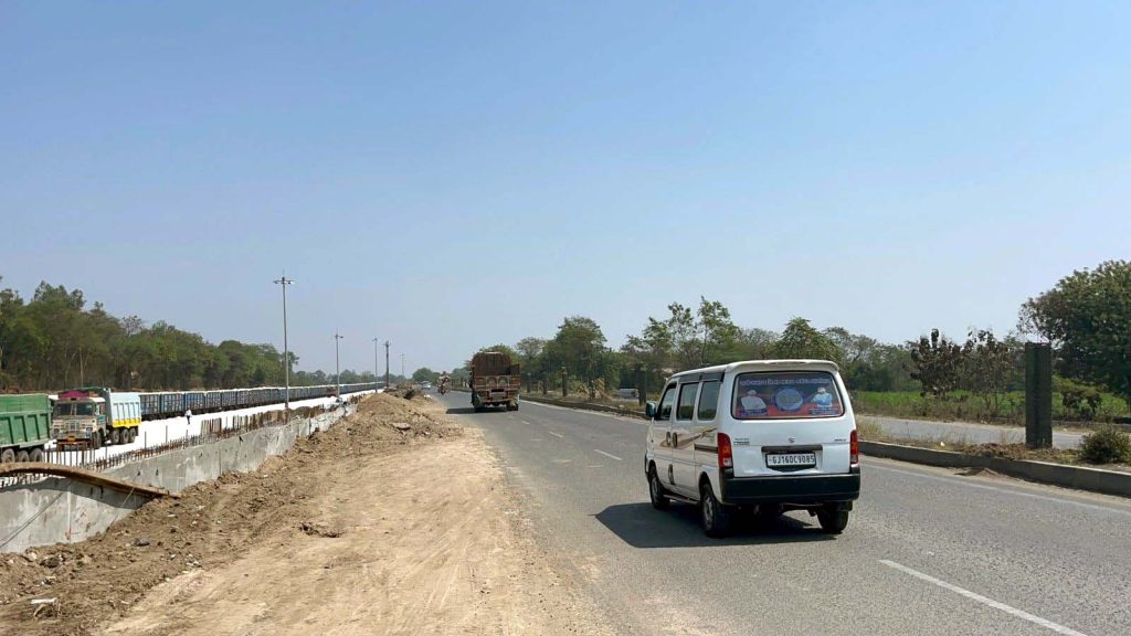 રેલવે ગોદી બનાવવાની કામગીરીમાં ધોરીમાર્ગ પર માટીના ઢગલા ખડકાતા હાલાકી