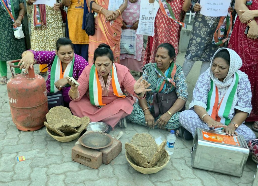 ઘરેલુ ગેસના ભાવમાં વધારાનો ભરૂચ મહિલા કોંગ્રેસ દ્વારા ઉગ્ર વિરોધ