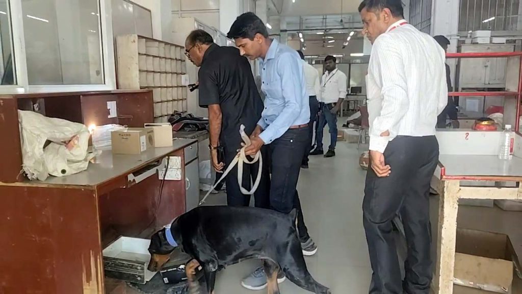 ગોધરા પોસ્ટ ઓફિસમાં આવેલ પાસપોર્ટ કેન્દ્રને બોમ્બથી ઉડાવી દેવાની ધમકી