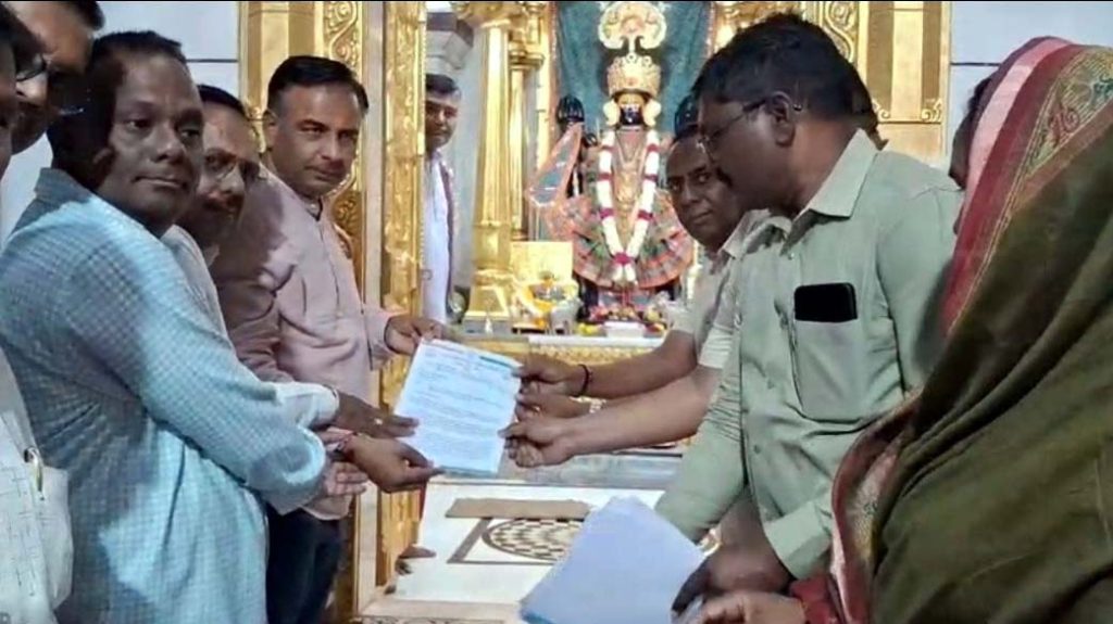 અરવલ્લી જિલ્લાના પડતર પ્રશ્નોના ઉકેલ માટે કોંગ્રેસે શામળિયા શેઠને ધજા...