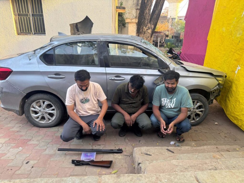 જંગલમાં નીલગાયોના શિકાર કરવા આવેલા ગોધરાના ત્રણ શખ્સો ઝડપાયા