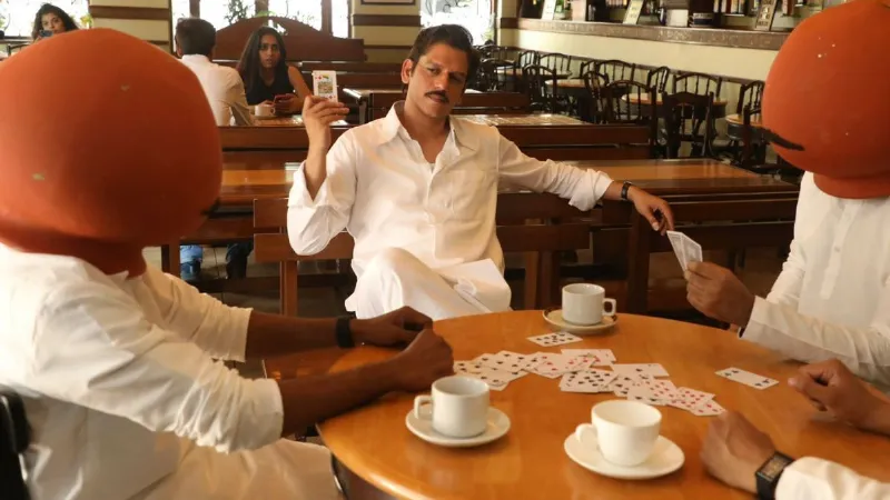 મરીન ડ્રાઈવથી લઈને રસ્તાઓ પર ‘વોટ ધ મટકા’નો પડછાયો, સફેદ કુર્તા અને પત્તા રમતા… मरीन ड्राइव से लेकर गलियों तक छाया 'व्हाट द मटका', सफेद कुर्ते और ताश की...