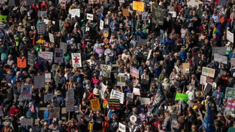 અમેરિકામાં શરૂ થયો ‘નો કિંગ્સ’ વિરોધ, ટ્રમ્પ વિરુદ્ધ લોકો રસ્તા પર ઉતર્યા… No Kings protest in America Millions of people not Happy Over Iran War