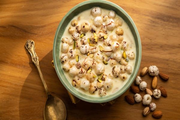 મખાનાનું દૂધ વજન કંટ્રોલ કરવાથી લઈને હાડકાંને મજબૂત કરવામાં મદદ કરે છે, જાણો તેના ફાયદા. वजन कंट्रोल से लेकर हड्डियों तक को मजबूत बनाता है मखाना वाला दूध, जानिए इसके फायदे