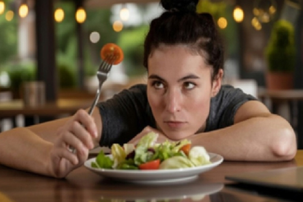 જે લોકો લાંબા સમય સુધી ખુરશી પર બેસીને કામ કરે છે તેમના સ્વાસ્થ્યને નુકસાન થાય છે. कुर्सी पर लंबे समय तक बैठकर काम करने वालों की सेहत को होता है नुकसान