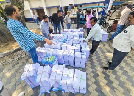 મમતા બેનર્જીના મતવિસ્તારના 47,000 મતદારો અને સુવેન્દુ અધિકારીની બેઠકના 11,000 મતદારોના નામ… Mamata बनर्जी के क्षेत्र से 47,000 और सुवेंदु अधिकारी की सीट से कटे 11,000 वोटरों के नाम...