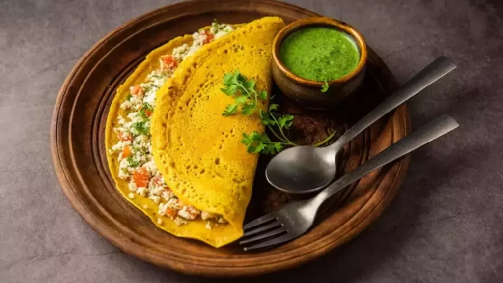 Breakfast में ट्राई करें प्रोटीन से भरपूर मूंग दाल पनीर चीला