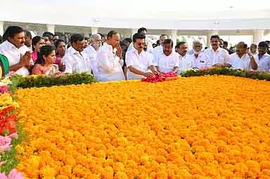 CMનો જન્મદિવસ: નેતાઓના સ્મારકો પર સન્માન CM का जन्मदिन: नेताओं के स्मारकों पर सम्मान