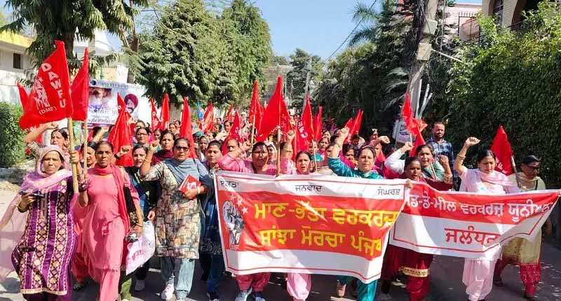આશા અને મિડ-ડે મીલ વર્કર્સ જલંધરમાં મંત્રી ભગતના ઘર તરફ કૂચ કરે છે Asha और मिड-डे मील वर्कर्स ने जालंधर में मंत्री भगत के घर तक मार्च किया