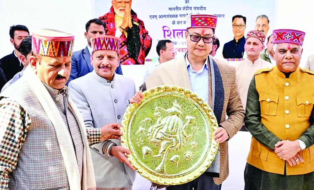 કેન્દ્રના પ્રયાસોથી વિકાસનો પવન દરેક ગામમાં પહોંચી રહ્યો છે. केंद्र के प्रयासों से गांव-गांव पहुंच रही विकास की बयार