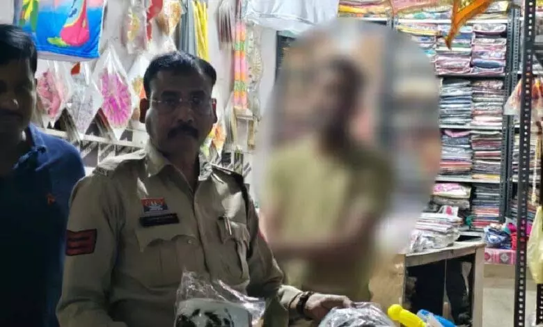 પોલીસે હોળી પહેલા 300 ડરામણા માસ્ક જપ્ત કર્યા, સુરક્ષા વ્યવસ્થા વધારી पुलिस ने होली से पहले जब्त किए 300 डरावने मुखौटे, सुरक्षा व्यस्था बढ़ाई