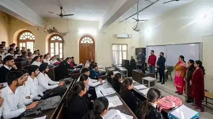 જમ્મુઃ વિદ્યાર્થીઓને ટ્રાફિકના નિયમો વિશે મહત્વની માહિતી આપવામાં આવી Jammu: छात्रों को यातायात नियमों की दी गई अहम जानकारी