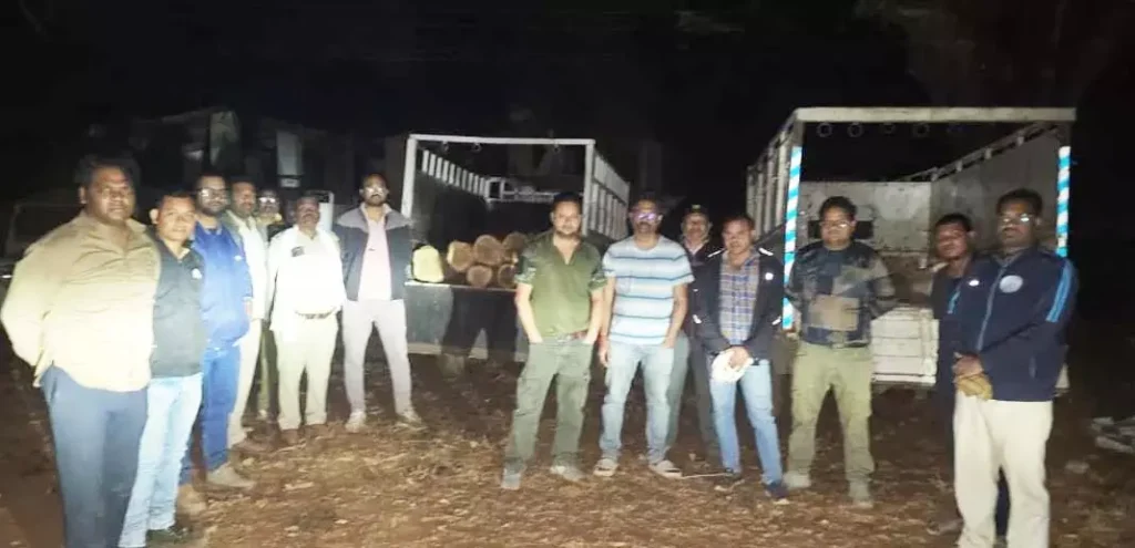 તસ્કર ફરાર, પીકઅપમાંથી સાગના લોગ જપ્ત तस्कर फरार, पिकअप से सागौन के लट्ठे जब्त