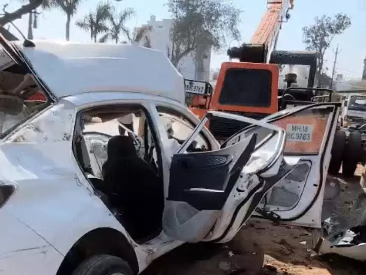 પાછળથી પાર્ક કરેલી ક્રેન સાથે કાર અથડાઈ, ત્રણના મોત, બે ઘાયલ खड़ी क्रेन में पीछे से टकराई कार, तीन की मौत, दो घायल