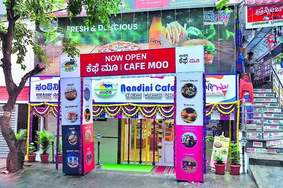 નંદિની શોપેસી મોલ જેવો અનુભવ આપે છે: હાઈ-ટેક ‘કેફે મૂ’ પર ભાર Nandini शॉपी मॉल जैसा अनुभव देता है: हाई-टेक 'कैफे मू' पर ज़ोर