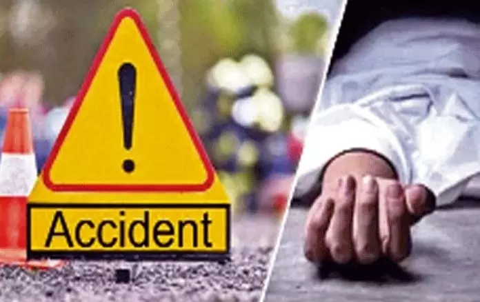 બેતુલ: રોડ કિનારે પાર્ક કરેલી ક્રેન સાથે અથડાતા ત્રણના મોત Betul: सड़क किनारे खड़ी क्रेन से टक्कर, तीन की मौत