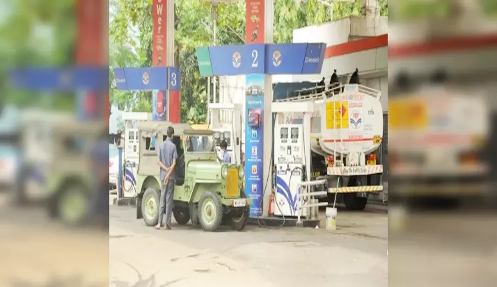 ઈરાન સંકટ વચ્ચે, ભારત પાસે ક્રૂડ ઓઈલ અને પેટ્રોલિયમ ઉત્પાદનોનો પૂરતો પુરવઠો છે. ईरान संकट के बीच भारत के पास कच्चे तेल और पेट्रोलियम उत्पादों का पर्याप्त...