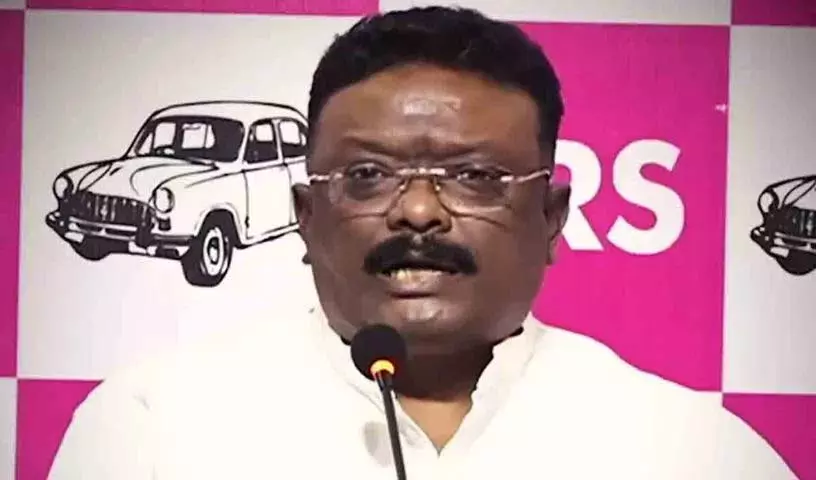 OU કાયદાની પરીક્ષામાં ગેરરીતિઓ માટે દાસોજુ શ્રવણ રેવંત સરકારને નિશાન બનાવે છે Dasoju Shravan ने ओयू लॉ एग्जाम में गड़बड़ी के लिए रेवंत सरकार पर निशाना साधा