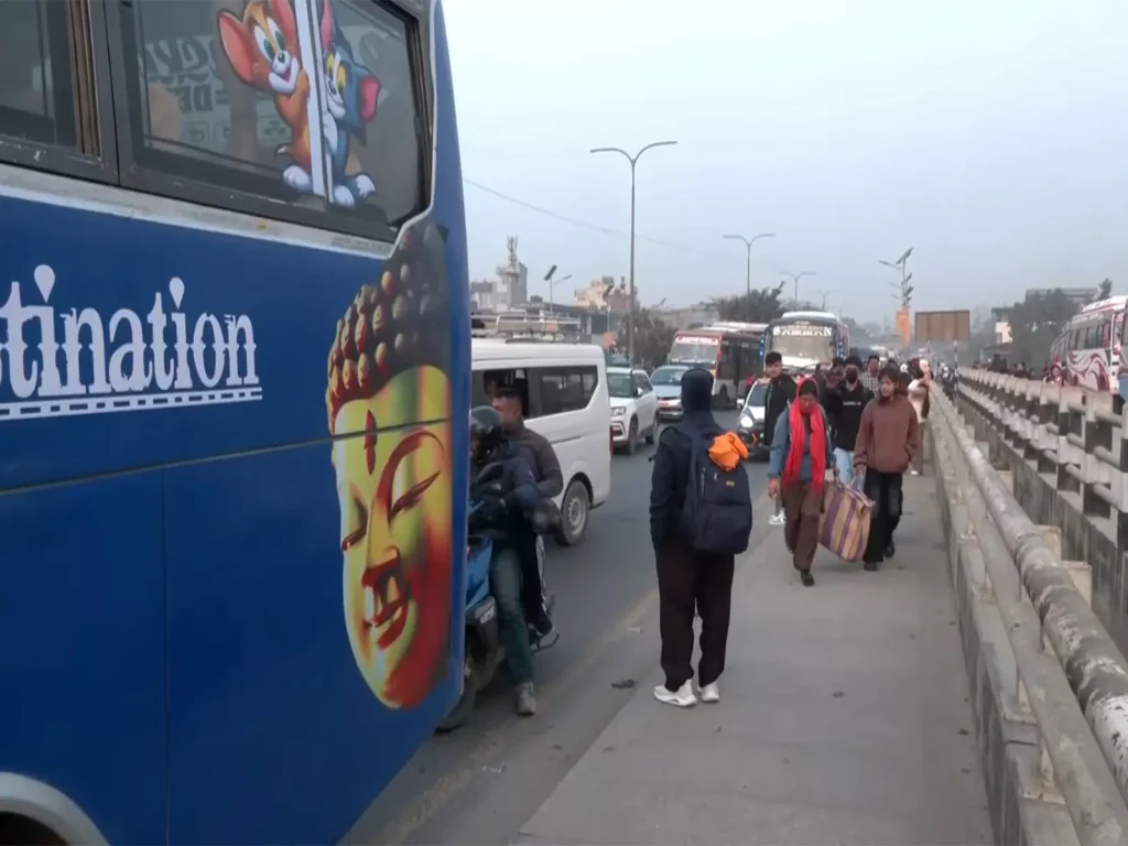 નેપાળ: મતદાનનો દિવસ નજીક આવતા હજારો મતદારો કાઠમંડુથી ઘર તરફ રવાના થયા Nepal: मतदान का दिन करीब आते ही हज़ारों वोटर काठमांडू से घर की ओर रवाना हुए