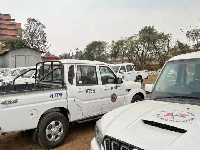 ભારત ચૂંટણીની તૈયારીઓમાં નેપાળને ભારે વાહનોની સહાય પૂરી પાડે છે India ने नेपाल को चुनावी तैयारी में दिया भारी वाहन समर्थन