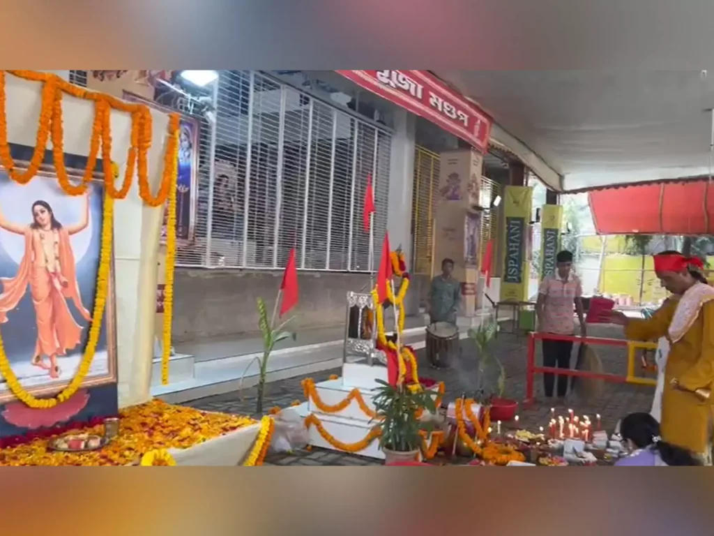 Bangladesh के ढाकेश्वरी नेशनल मंदिर में होली 2026 रंगों और भक्ति के साथ मनाई गई