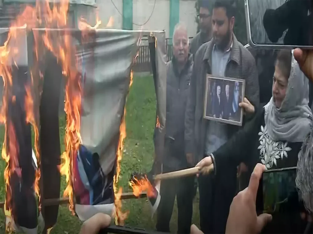 મહેબૂબા મુફ્તીએ ખામેનીની હત્યાની નિંદા ન કરવા બદલ કેન્દ્રની ટીકા કરી… महबूबा मुफ्ती ने खामेनेई की हत्या की निंदा न करने के लिए केंद्र की आलोचना...