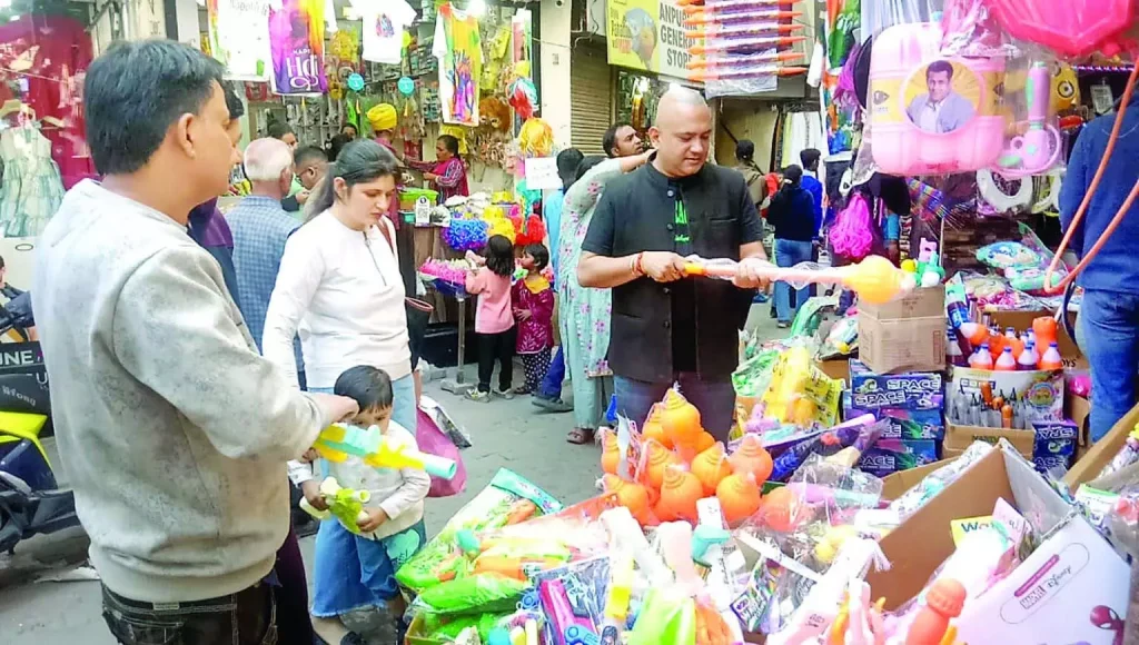 रंगों का त्योहार, नाहन में जमकर उड़ा गुलाल