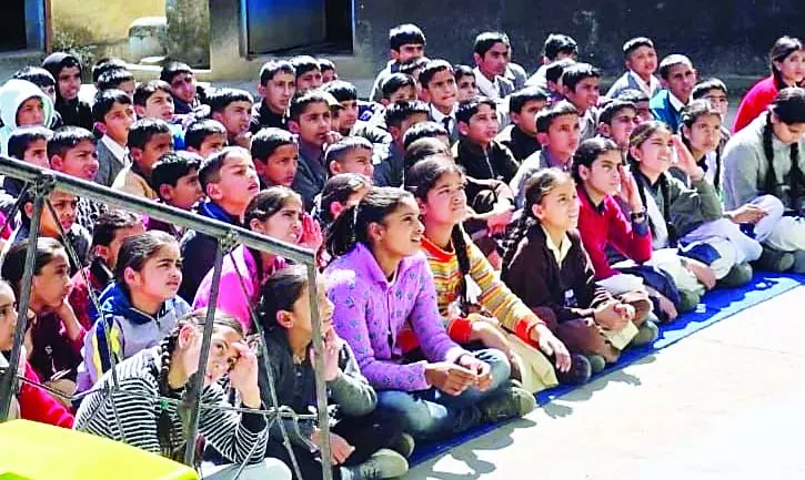 બાળકોએ હેડફોનનો ઓછો ઉપયોગ કરવો જોઈએ, તેનાથી તેમની સાંભળવાની ક્ષમતા પર અસર થઈ રહી છે. हेडफोन का कम इस्तेमाल करें बच्चे सुनने की क्षमता पर पड़ रहा असर