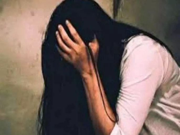 16 વર્ષના વિદ્યાર્થીએ બાથરૂમમાં બાળકને જન્મ આપ્યો; નવજાતનું ભાવિ જાહેર થયું 16 साल की Student ने बाथरूम में बच्चे को जन्म दिया; नवजात की किस्मत का पता चला