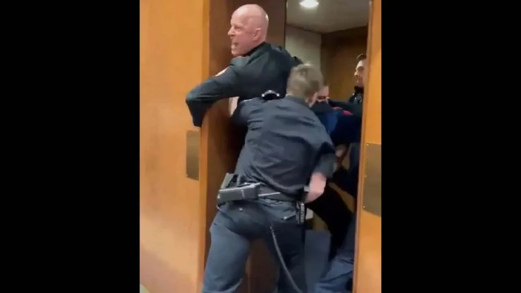 कैपिटल में युद्ध-विरोधी कार्यकर्ता के साथ हाथापाई में 3 अधिकारी घायल