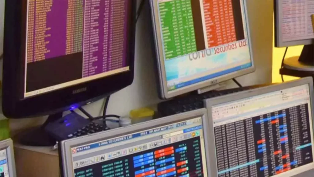 बाजार में गिरावट जारी, सेंसेक्स 1,122 पॉइंट नीचे, निफ्टी 385 पॉइंट नीचे बंद हुआ