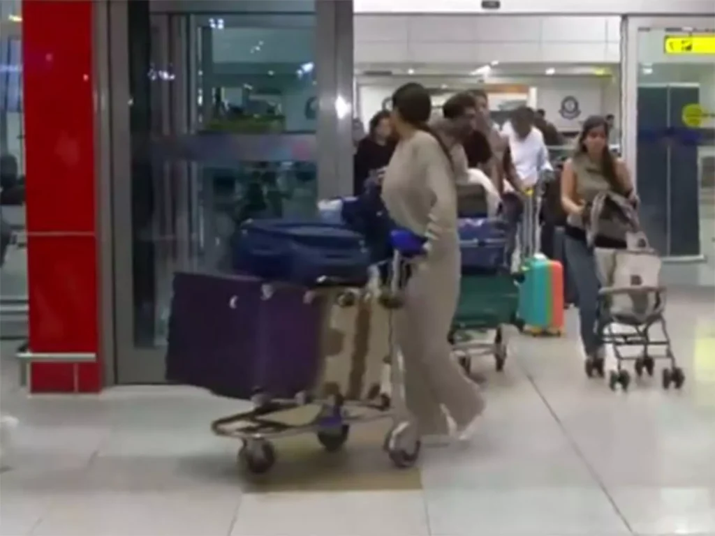 दुबई से IGI एयरपोर्ट पर आए यात्रियों ने अलग-अलग हालात बताए