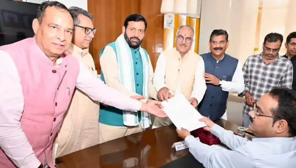 Chandigarh: दो सीटों पर तीन उम्मीदवारों ने दाखिल किए पर्चे