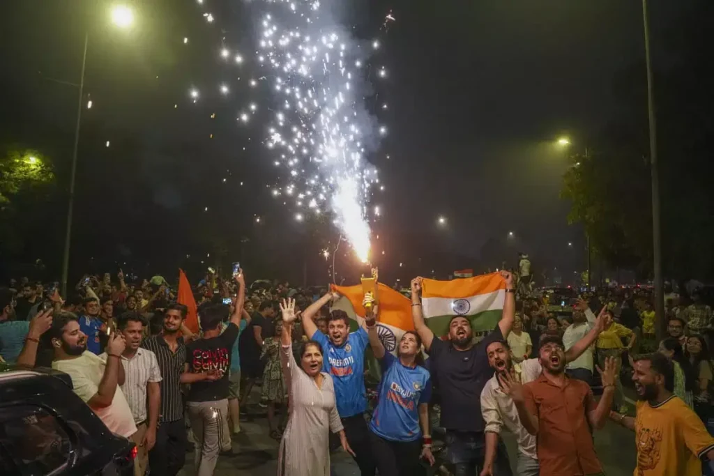 Delhi: भारत की जीत पर हर शहर में उत्सव, वर्ल्ड कप जीत पर सड़कों पर जश्न