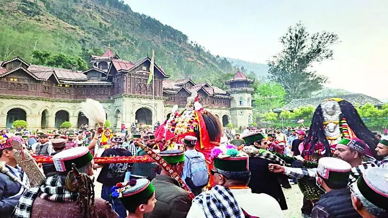 20 દેવી-દેવતાઓને 4.13 લાખ રૂપિયાની શ્રદ્ધાંજલિ આપીને વિદાય 20 देवी-देवताओं को 4.13 लाख का नजराना देकर दी विदाई