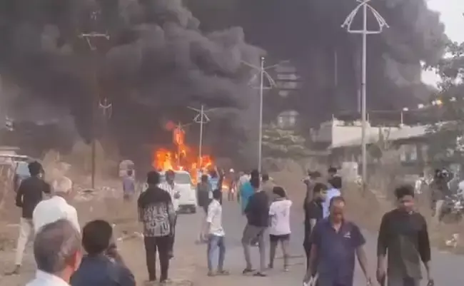 મુંબઈ: અંબરનાથ MIDCમાં આગની ઘટના, ફાયર બ્રિગેડે કાબૂમાં લીધો. Mumbai: अंबरनाथ एमआईडीसी में आग की घटना, दमकल ने पाया काबू