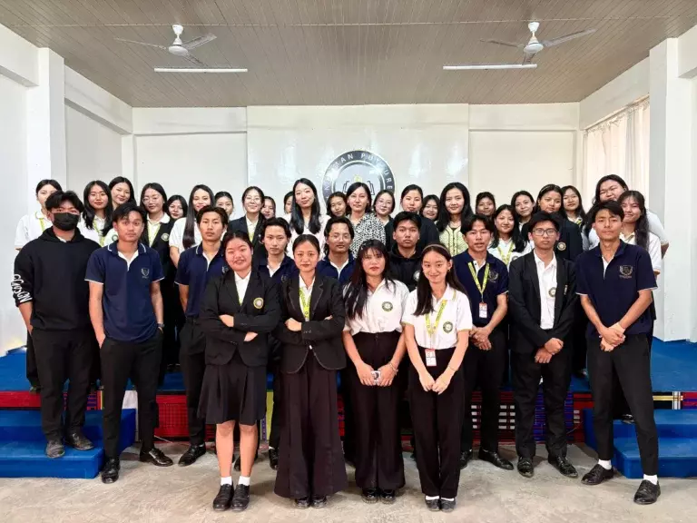 નોર્મન પુટસુર કોલેજ કારકિર્દી પરામર્શનું સંચાલન કરે છે Norman Putsure कॉलेज करियर काउंसलिंग आयोजित करता