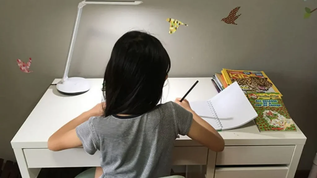 सफेद रोशनी या पीली रोशनी, बच्चों की आंखों की रोशनी के लिए कौन सी बेहतर है?