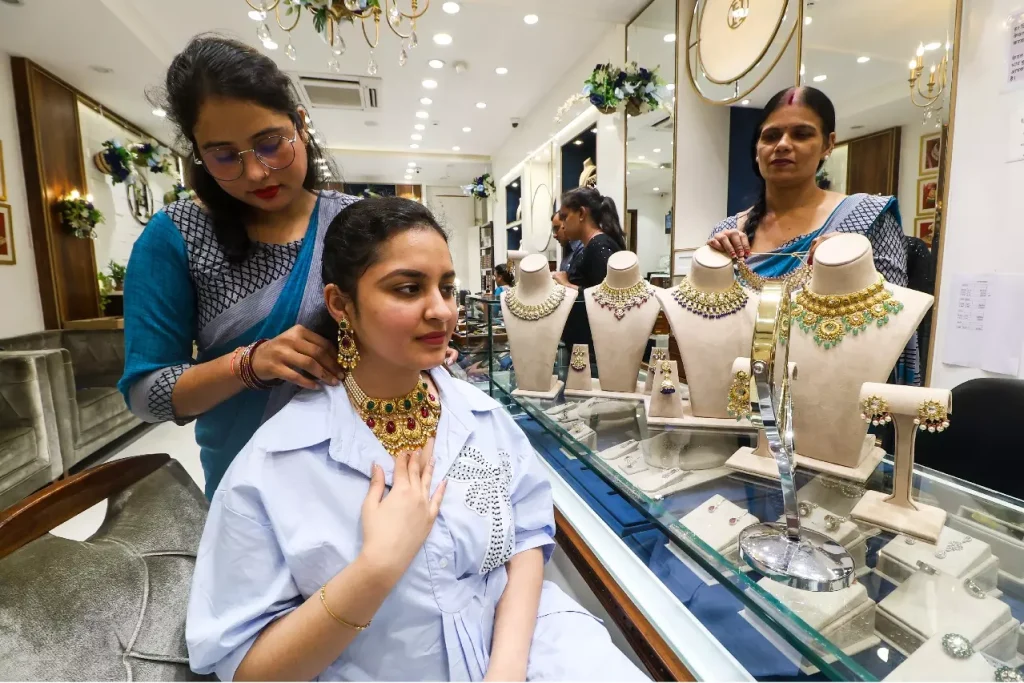 प्रॉफिट बुकिंग से चांदी और सोने की कीमतों में और गिरावट