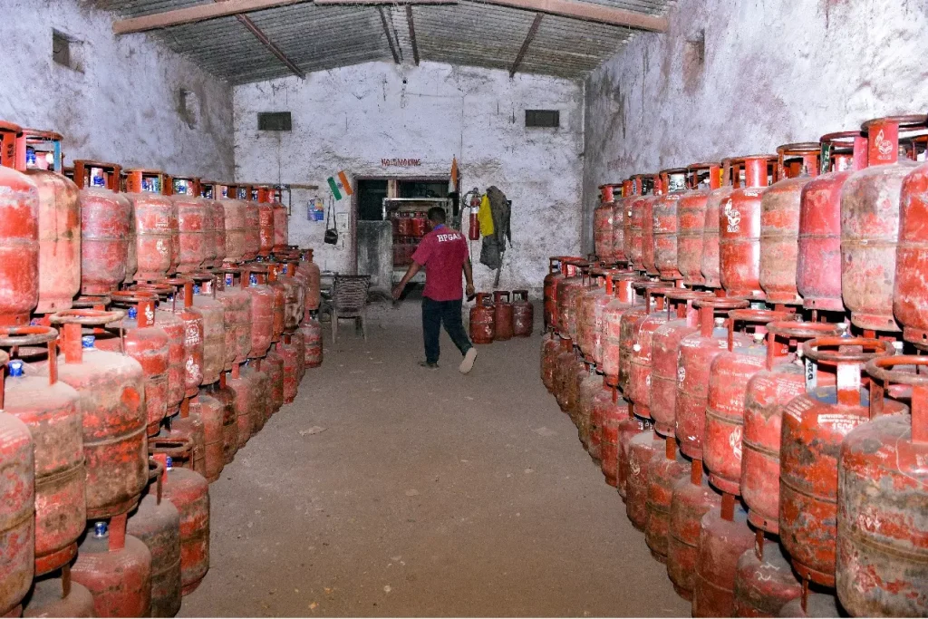 घरेलू कंपनियों के प्रोडक्शन बढ़ाने से भारत को दूसरे रास्तों से LPG, LNG सप्लाई...