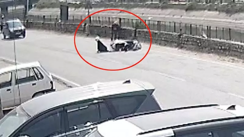 મહિલા સ્કૂટર પરથી પડી, મદદ કરવા આવેલો શખ્સ જ્વેલરી બોક્સ લઈને ભાગ્યો स्कूटी से गिर गई महिला, मदद करने आया शख्स गहनों का बक्सा लेकर फरार