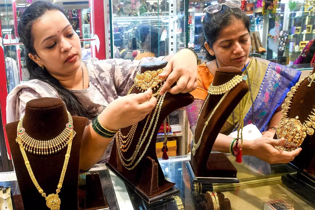 मुनाफा वसूली और एकीकरण के रुझान के चलते सोने-चांदी की कीमतों में नरमी